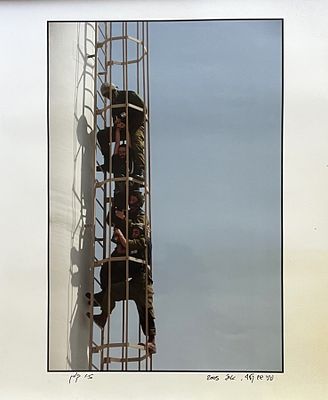 זין קורן , נ. 1970 - פינוי גוש קטיף, 2005. טכניקה: הדפס צבע מידות: 60X50 ס"מ חתום: חתום, מתוארך 