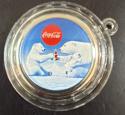 מטבע כסף לזכרון קוקה קולה. מטבע כסף טהור 999 בצורה של פקק קוקה קולה דוב הקוטב 1 דולר, שנת 