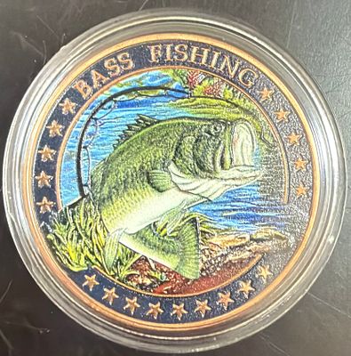 מטבע אונקיית נחושת 999 בצורה של צד אחד דג בס 🐠🐟והצד השני חכה 🎣 על רקע דגל ארה״ב 🇺🇸 בתוך 