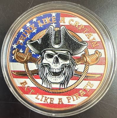 מטבע אונקיית נחושת 999 בצורה של צד אחד פיס אנד לאב ❤️ והצד השני פיראט 🏴‍☠️ על רקע דגל ארה״ב 