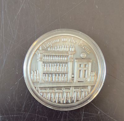 פריט "Challenge Coin" בעל עיצוב דו-צדדי המציג משחק מילים 