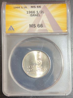 מטבע ישראלי 🇮🇱 
משנת 1966 1/2 לירה 
מדורג MS66 
שמור ברמה גבוהה למטבע בן 60 שנים