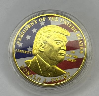 מטבע זכרון של נשיא ארה״ב 🇺🇸 
דולנד טראמפ 
מצופה זהב 24K 
עשוי נחושת