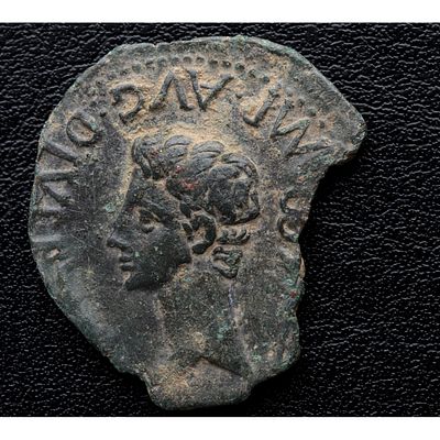 HISPANIA ANTIGUA - ca. 25 A.C. Octavio Augusto. Lucus. As. Busto esbelto. Ae. (MBC)