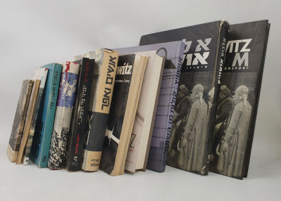 12 ספרים ואלבומים על אושוויץ וזוועותיה אלבומים שונים וסופרים שונים.