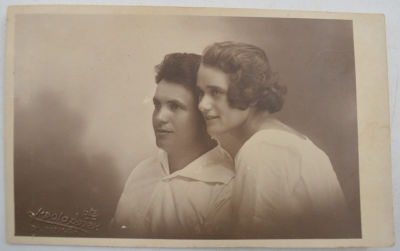 אוסף מרשים במיוחד של תצלומים מצלמניות תל אביביות. מהצלמניות: סוסקיו, פרי אור, ד. פוזן, רמברנט 