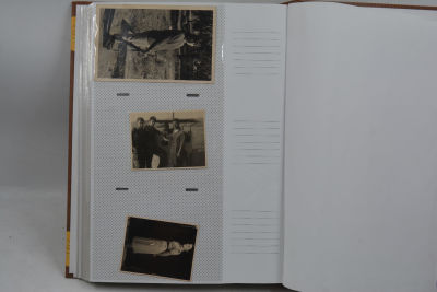 200 תמונות מראשית צה"ל. לפנינו אוסף עממי מרהיב המשקף אין סוף פרטים מההווי הצהלי: תמונות מדים 