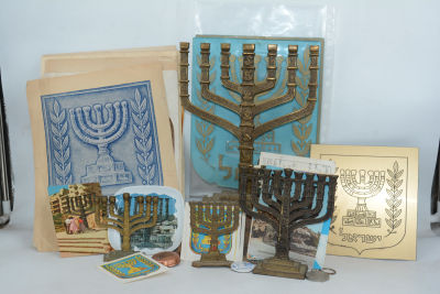 עשרות פריטי המנורה – סמל מדינת ישראל. עשרות פריטי מנורה תעתיקי מודלים מתכת. אחת גדולה ומרשימה 