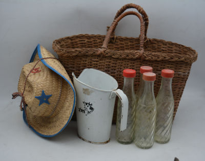 עשרות חפצי נוסטלגיה ישראלית משנות החמישים והשישים.