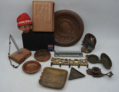 אוסף מזכרות מישראל בשיבעים השנים האחרונות. מתכת ישראלית, תליון, מאפרות ושלל מזכרות שונים.