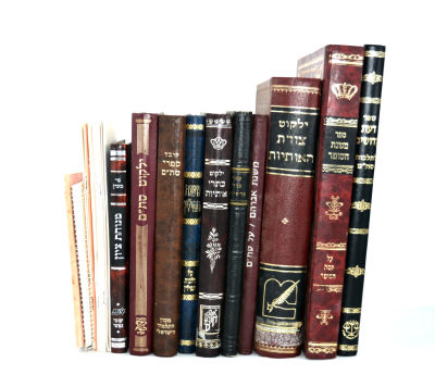 ספרי יסוד לכתיבת תפילין ומזוזות. משנת הסופר, דעת קדושים, ילקוט צורת האותיות, משנת אברהם, סדר 