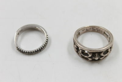 2 טבעות יפות. אחת עם אבנים קטנות מסביב. מכסף 925.