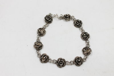 צמיד מכסף עשוי עבודת פרחים יפים.