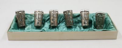 סט כוסיות ליין מכסף 925. מקסיקו שנות ה-40. הכוסות הם מזכוכית בחיפוי כסף. נתון בקופסה מקורית 