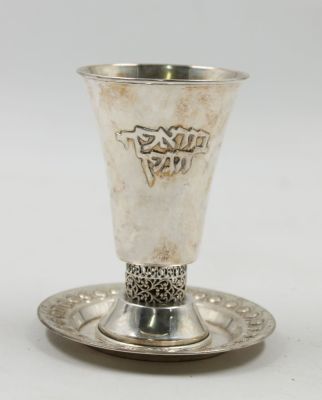 כוס לקידוש יפה מכסף 800 עם הכיתוב בורא פרי הגפן. עם צלוחית מכסף. משקל כולל 73 גרם.