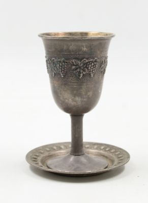 כוס לקידוש מכסף 925 עם תחתית. עם עיטורי גפנים. הצורפים. משקל 95 גרם.
