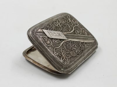 קופסה לכרטיסים עתיקה מכסף עבודת יד עבודת פליגרן עם עיטורים. יש כיתוב י.א. כהן. משקל 107 גרם.