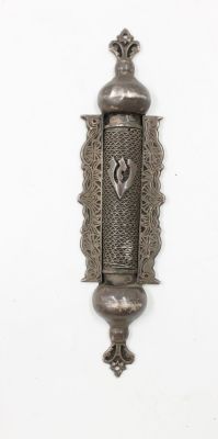 בית מזוזה נדיר ביופיו מכסף ישן 925. אורך 13 ס"מ. מתאים למזוזה באורך של כ-9-10 ס"מ.משקל 40 גרם.