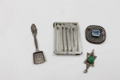 אוסף 4 פריטים מכסף. 1. סיכה מכסף עם אבן יפה. 2. כפית קטנה מכסף, יפה. 3. פלאק לסידור עם הכיתוב 