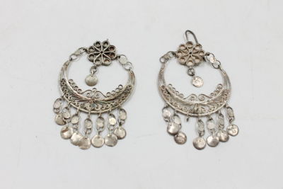 זוג עגילים גדולים מכסף. ג'רבא תוניסיה המאה ה-20. עבודת יד.