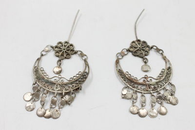 זוג עגילים גדולות מכסף עבודת יד. תוניסיה ג'רבא המאה ה-19.