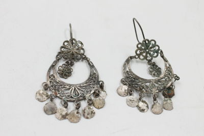 זוג עגילים גדולות מכסף תוניסיה המאה ה-19. עבודת יד פליגרן נעשה בג'רבא ע"י צורף יהודי תלמיד חכם 