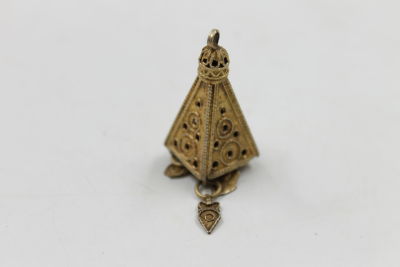 תליון מכסף נגד עין הרע. תוניסיה המאה ה-19. סביב התליון תלויים דגים נגד עין הרע. . חסרים 2 דגים. 