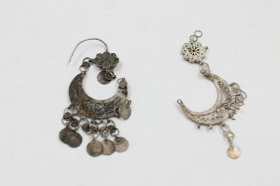 זוג עגילים מכסף עשויות עבודת יד פליגרן צורת חצי ירח. תוניסיה המאה ה-19. עשויים בידי צורף גאון 