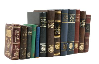 אוסף ספרי תניא - רחבי העולם תש"ל - תש"מ. אוסף ספרי תניא שנדפסו במקומות שונים ברחבי העולם, במהלך 