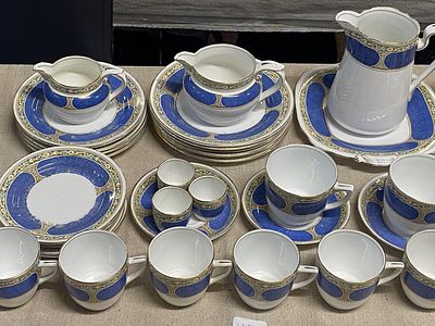 A Grosvenor 'Ye Olde English' china tea service 32 pieces, shipping unavailable