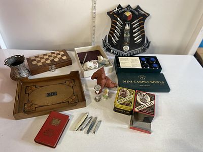 A good job lot of assorted collectibles including pen knives, mini carpet bowls, chess set etc
