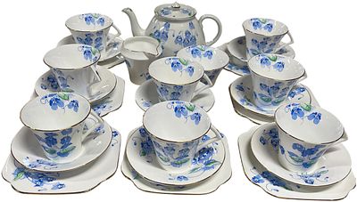 A Royal Vale Colclough Bone China Tea Service in Pattern 4212, 26 piece set. No Shipping