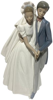 A NAO by Lladr&oacute; Glazed Porcelain Figurine of a Bride and Groom, Model 1247. 26cm tall. 
