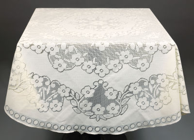 Скатерь круглая. Европа, 1950 гг. 
Полиэстер, машинная вязка. 
Скатерть цвета "топленое 