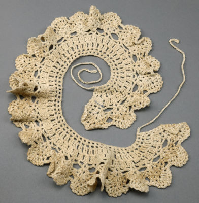 Съемный ажурный воротничок на завязках. СССР, вторая половина 20 века. 
Ручная вязка на 