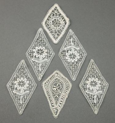 Фрагменты ромбовидных кружев. Тонкое вязание на коклюшах. Российская империя, 1900-1910 гг. 