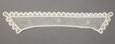 Воротничок для платья или блузы. СССР, середина - вторая половина 20 века. 
Машинная 