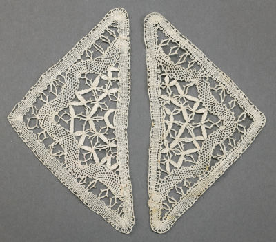 Кружевные накладки на воротник. СССР, середина 20 века 
Машинная, фабричная вязка. Нить 100 % 