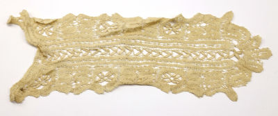 Салфетка настольная. СССР, 1950-е гг. 
Полиэстер, машинное вязание. 
Салфетка имеет цвет 