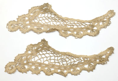 Часть воротника 19 века. Коклюшечное плетение. Российская империя. 
Тонкая шелковая нить 