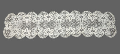 Дорожка на стол. Плетение на коклюшках. Россия, первая половина 20 века. 
Отбеленная 