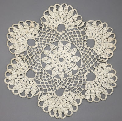 Салфетка. Вязание на коклюшках. Начало 20 века, Российская империя. 
Нить хлопчатобумажная. 