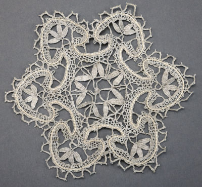 Салфетка кружевная. Коклюшечное вязание. Первая четверть 20 века. 
Хлопчатобумажная нить, 