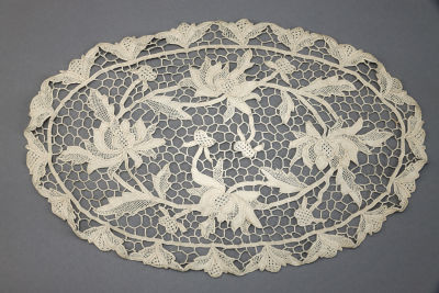 Салфетка для стола. Вязание на коклюшках. СССР, середина 20 века. 
Неотбеленная нить 100% 