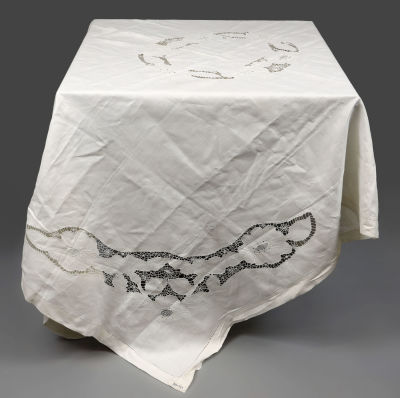 Скатерть ажурная прямоугольной формы с вышивкой ришелье. СССР, середина 20 в. 
Отбеленная 