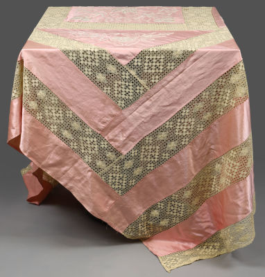 [РЕДКОСТЬ] Покрывало 1900-1930-е гг. Европа. 
Шелковая основа, кружева. 
Сутажное 