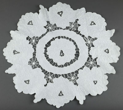 Салфетка. Вышивка в технике "ришелье". СССР, середина 20 века. 
Машинная вышивка, ткань 