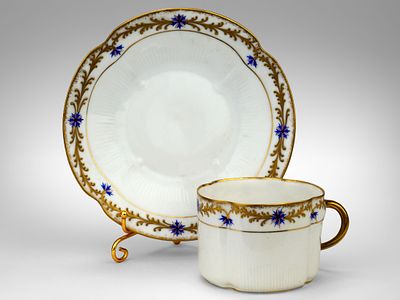 Чайная пара. Франция, 1-я половина 20 века. 
Фарфор, лепка, разделка красками, золотом. 
