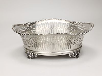 Сухарница серебряная с прорезным бортом. Западная Европа, конец XIX - начало XX века. 