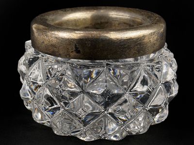 Солонка. СССР, Московская ювелирная фабрика, 1962 год. 
Стекло, серебро 875 пробы. 
Высота 3,5 